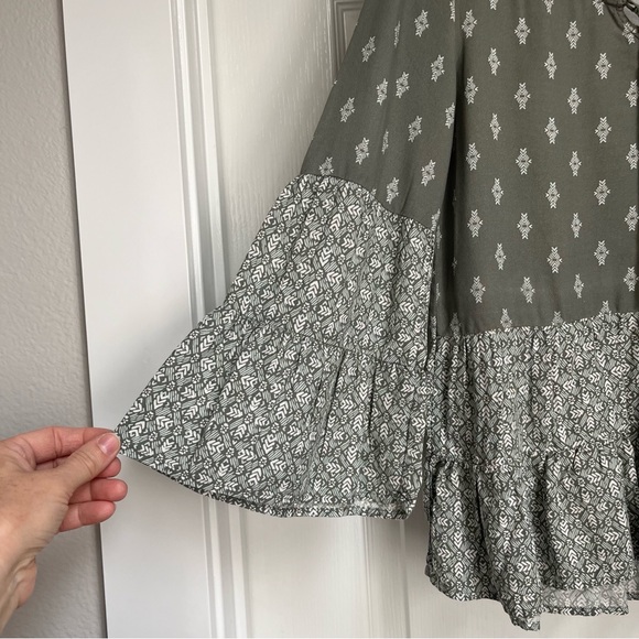 Mudd 3/4 Sleeve Bell Green Patterned Blouse. - Picture 2 of 6